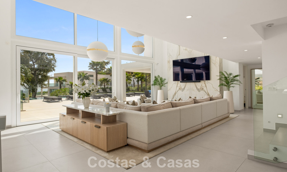 Moderne luxevilla met eigentijdse bouwstijl te koop met panoramisch uitzicht in de heuvels van Marbella Oost 800285