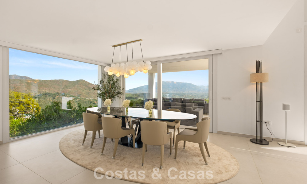 Moderne luxevilla met eigentijdse bouwstijl te koop met panoramisch uitzicht in de heuvels van Marbella Oost 800288