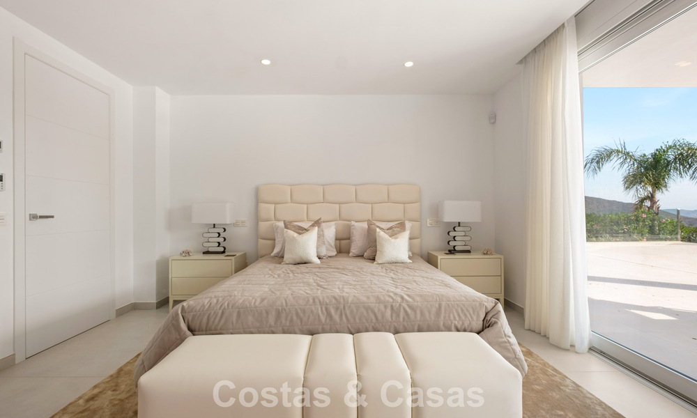 Moderne luxevilla met eigentijdse bouwstijl te koop met panoramisch uitzicht in de heuvels van Marbella Oost 800298