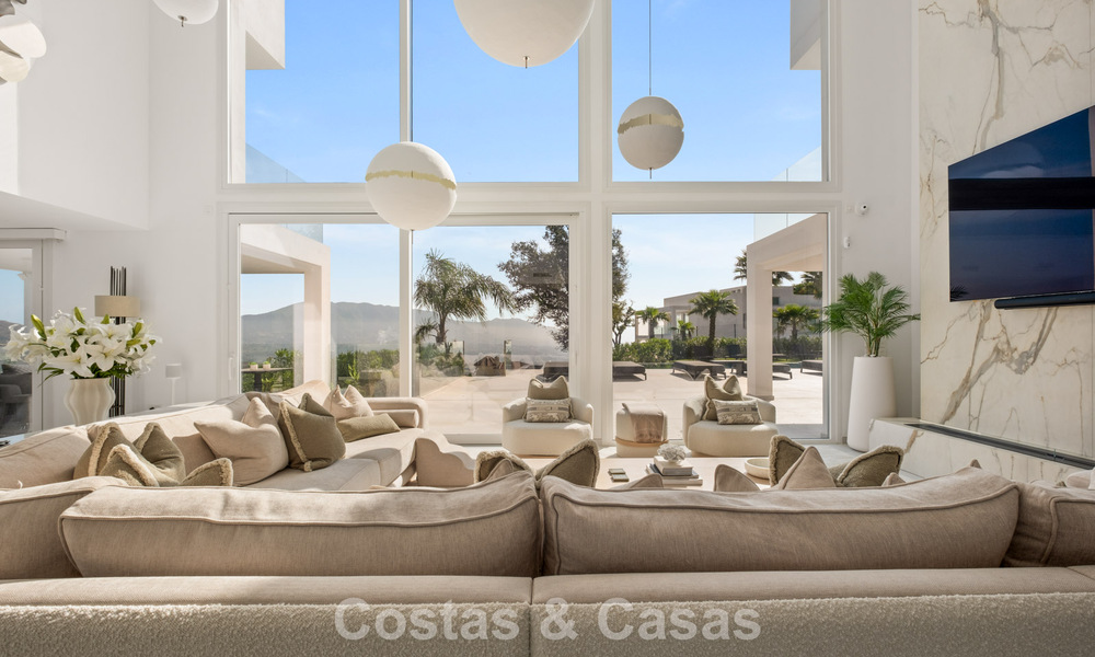 Moderne luxevilla met eigentijdse bouwstijl te koop met panoramisch uitzicht in de heuvels van Marbella Oost 800300