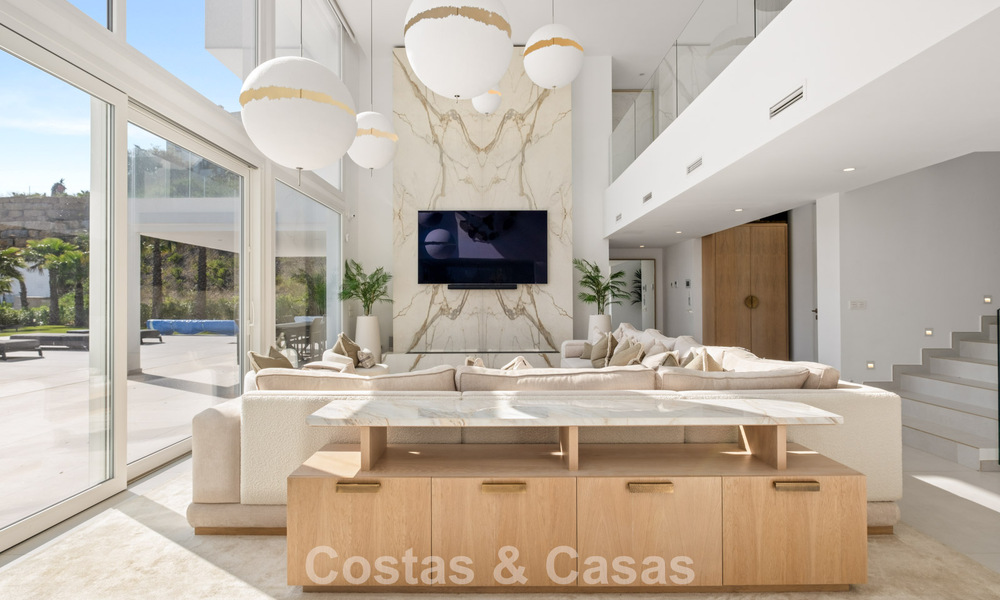 Moderne luxevilla met eigentijdse bouwstijl te koop met panoramisch uitzicht in de heuvels van Marbella Oost 800303