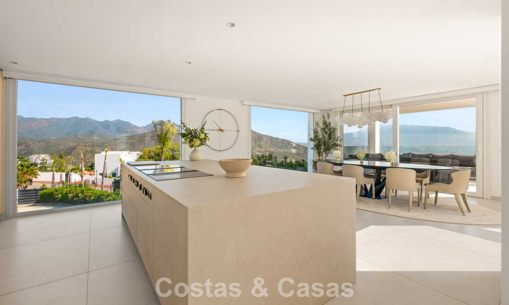 Moderne luxevilla met eigentijdse bouwstijl te koop met panoramisch uitzicht in de heuvels van Marbella Oost 800305