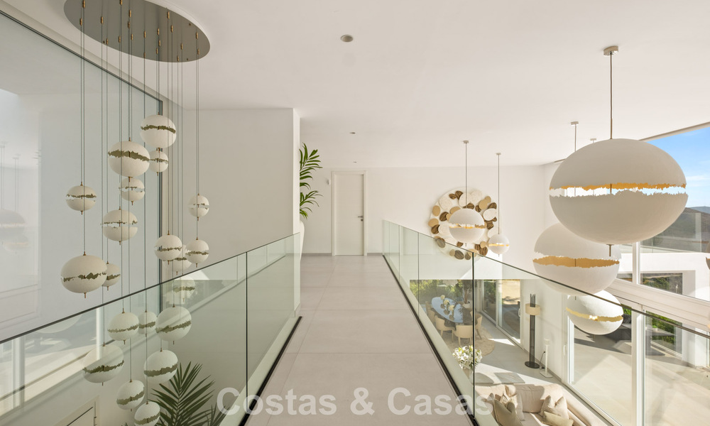 Moderne luxevilla met eigentijdse bouwstijl te koop met panoramisch uitzicht in de heuvels van Marbella Oost 800306