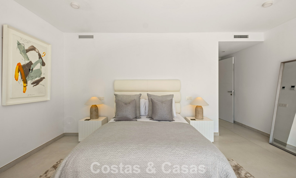 Moderne luxevilla met eigentijdse bouwstijl te koop met panoramisch uitzicht in de heuvels van Marbella Oost 800307