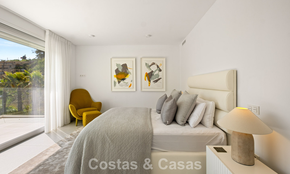 Moderne luxevilla met eigentijdse bouwstijl te koop met panoramisch uitzicht in de heuvels van Marbella Oost 800308