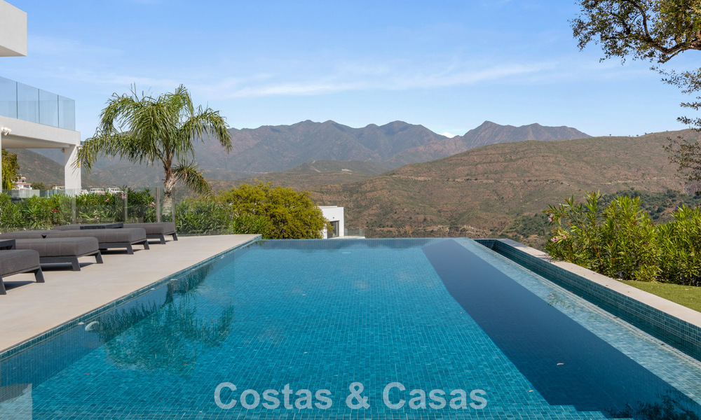 Moderne luxevilla met eigentijdse bouwstijl te koop met panoramisch uitzicht in de heuvels van Marbella Oost 800311
