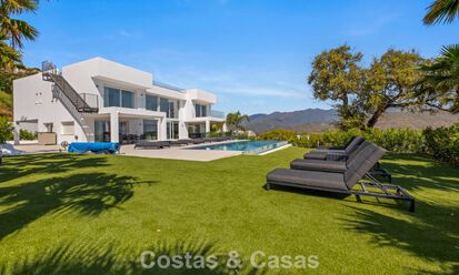 Moderne luxevilla met eigentijdse bouwstijl te koop met panoramisch uitzicht in de heuvels van Marbella Oost 800312