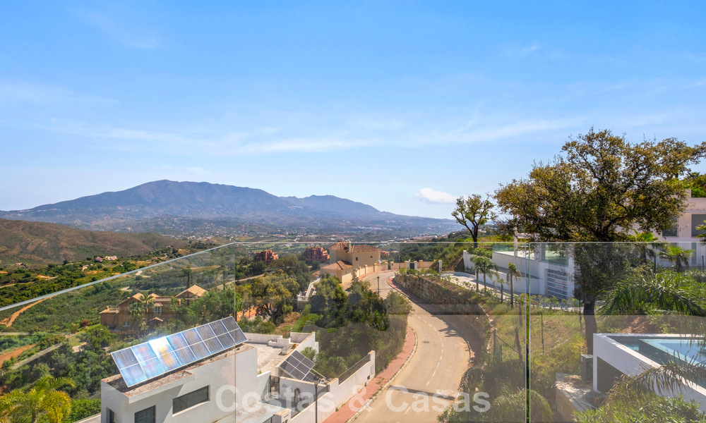 Moderne luxevilla met eigentijdse bouwstijl te koop met panoramisch uitzicht in de heuvels van Marbella Oost 800318