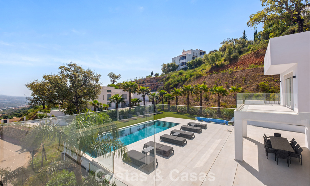 Moderne luxevilla met eigentijdse bouwstijl te koop met panoramisch uitzicht in de heuvels van Marbella Oost 800319