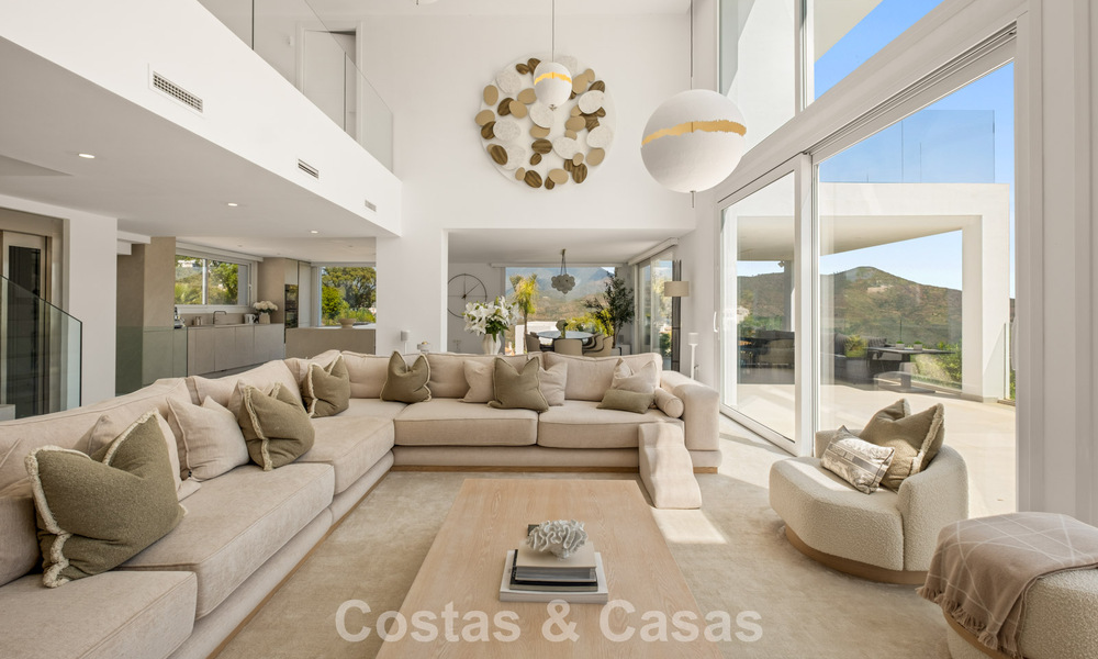 Moderne luxevilla met eigentijdse bouwstijl te koop met panoramisch uitzicht in de heuvels van Marbella Oost 800323