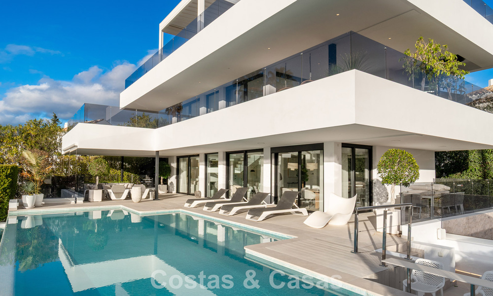 Gesofisticeerde luxevilla te koop met panoramisch uitzicht in Nueva Andalucia’s begeerde golfvallei, Marbella 800340