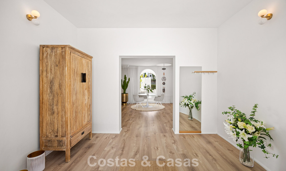Mediterraanse, gelijkvloerse luxevilla te koop direct aan de golfbaan in Guadalmina, Marbella 800570