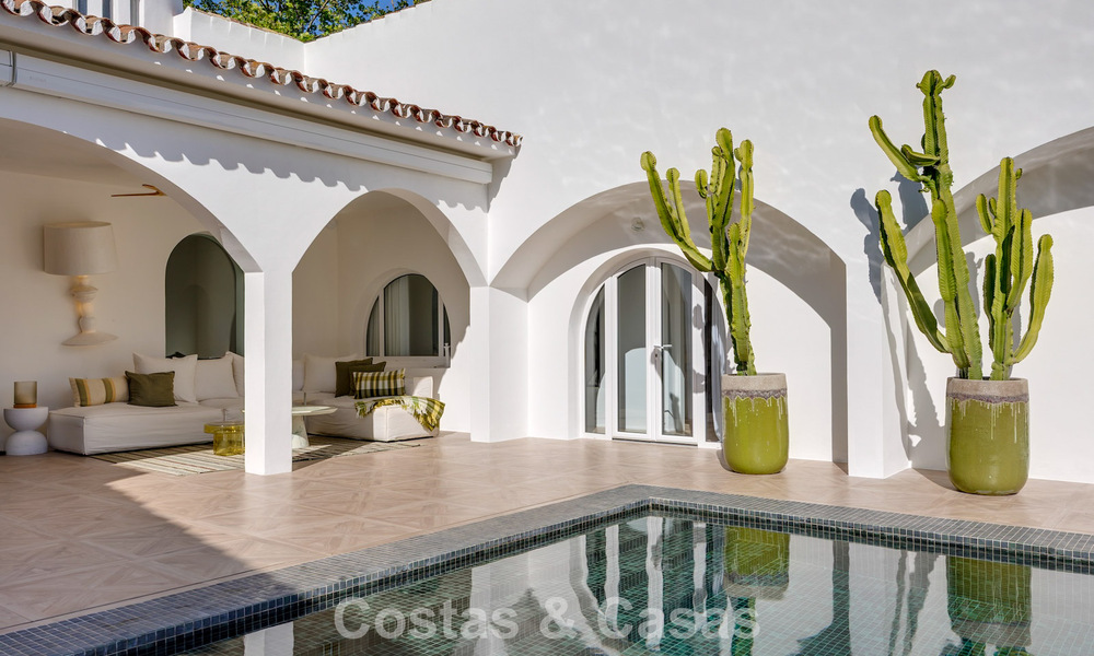 Mediterraanse, gelijkvloerse luxevilla te koop direct aan de golfbaan in Guadalmina, Marbella 800573