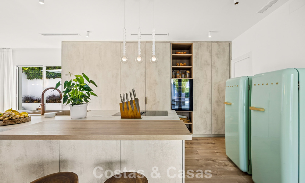 Mediterraanse, gelijkvloerse luxevilla te koop direct aan de golfbaan in Guadalmina, Marbella 800577