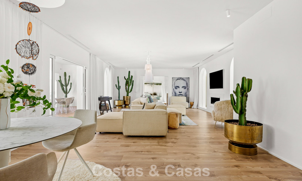 Mediterraanse, gelijkvloerse luxevilla te koop direct aan de golfbaan in Guadalmina, Marbella 800582