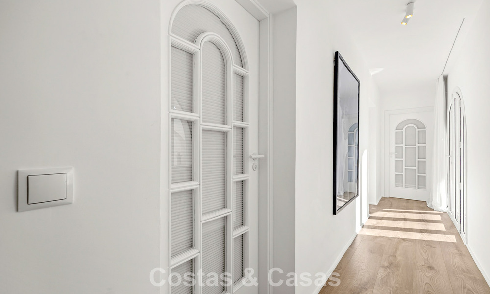 Mediterraanse, gelijkvloerse luxevilla te koop direct aan de golfbaan in Guadalmina, Marbella 800586