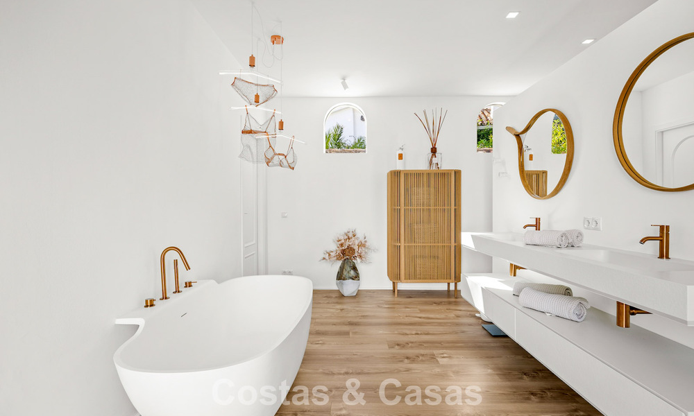 Mediterraanse, gelijkvloerse luxevilla te koop direct aan de golfbaan in Guadalmina, Marbella 800588