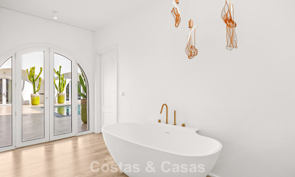 Mediterraanse, gelijkvloerse luxevilla te koop direct aan de golfbaan in Guadalmina, Marbella 800590