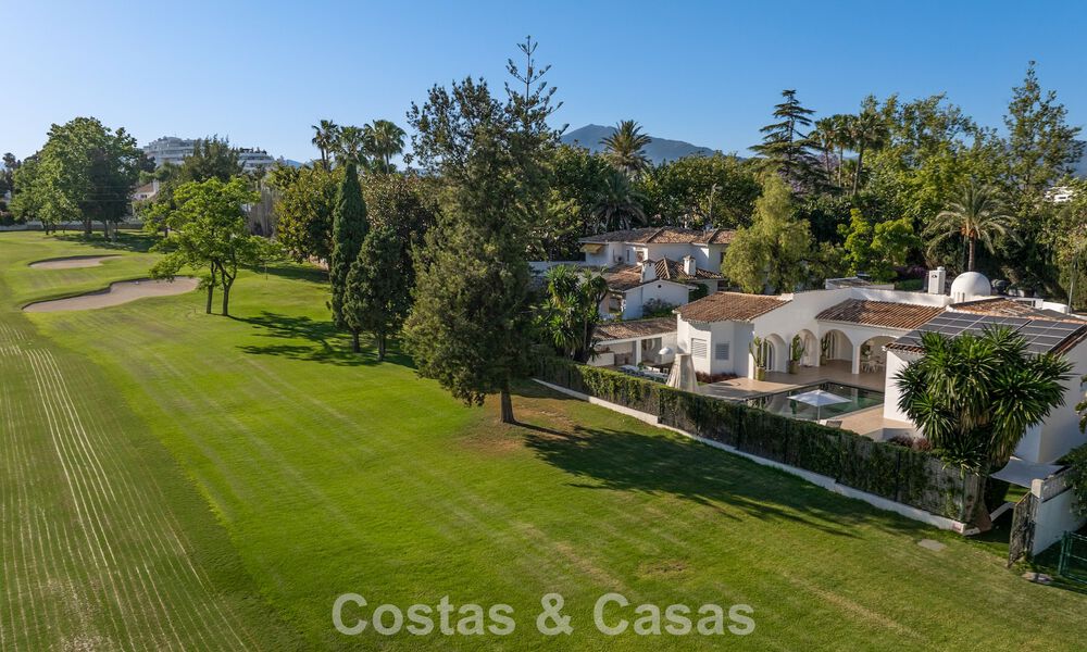 Mediterraanse, gelijkvloerse luxevilla te koop direct aan de golfbaan in Guadalmina, Marbella 800601