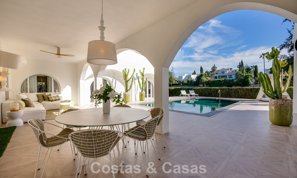 Mediterraanse, gelijkvloerse luxevilla te koop direct aan de golfbaan in Guadalmina, Marbella 800608