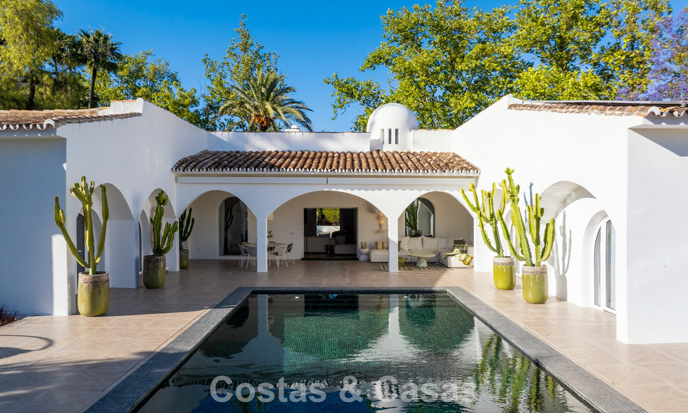 Mediterraanse, gelijkvloerse luxevilla te koop direct aan de golfbaan in Guadalmina, Marbella 800609