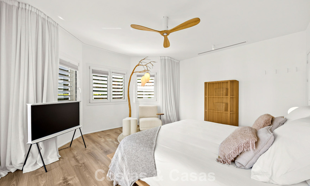 Mediterraanse, gelijkvloerse luxevilla te koop direct aan de golfbaan in Guadalmina, Marbella 800613