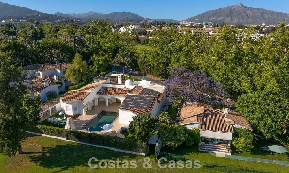 Mediterraanse, gelijkvloerse luxevilla te koop direct aan de golfbaan in Guadalmina, Marbella 800617