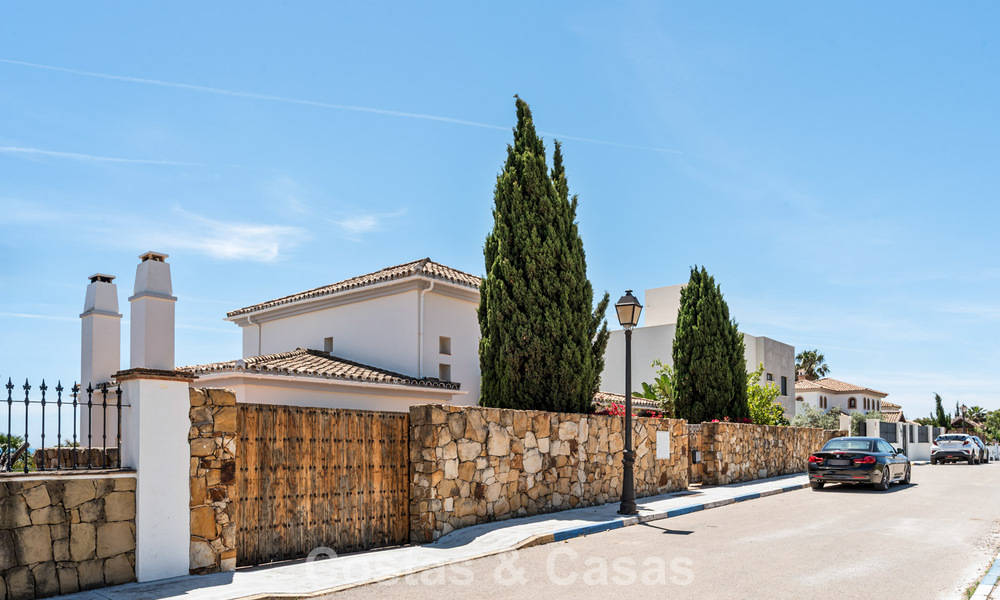 Ruime familievilla in een moderne Spaanse bouwstijl en adembenemend zeezicht te koop in Manilva, Costa del Sol 800628