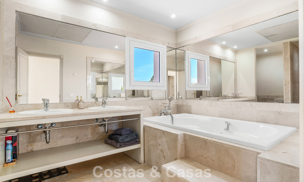 Ruime familievilla in een moderne Spaanse bouwstijl en adembenemend zeezicht te koop in Manilva, Costa del Sol 800632