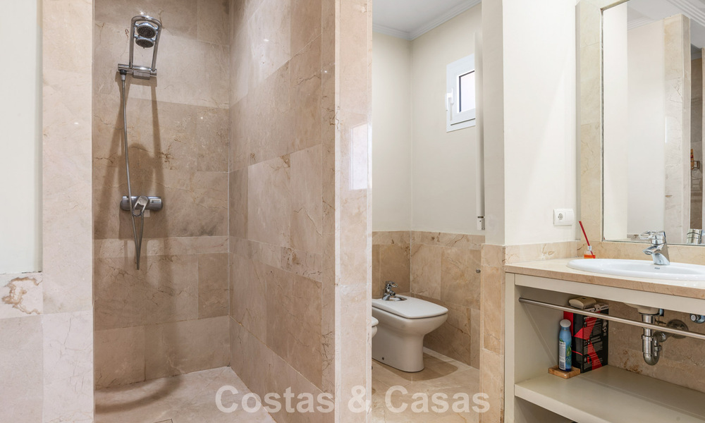 Ruime familievilla in een moderne Spaanse bouwstijl en adembenemend zeezicht te koop in Manilva, Costa del Sol 800633