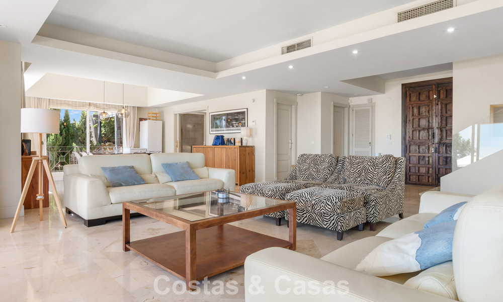 Ruime familievilla in een moderne Spaanse bouwstijl en adembenemend zeezicht te koop in Manilva, Costa del Sol 800645