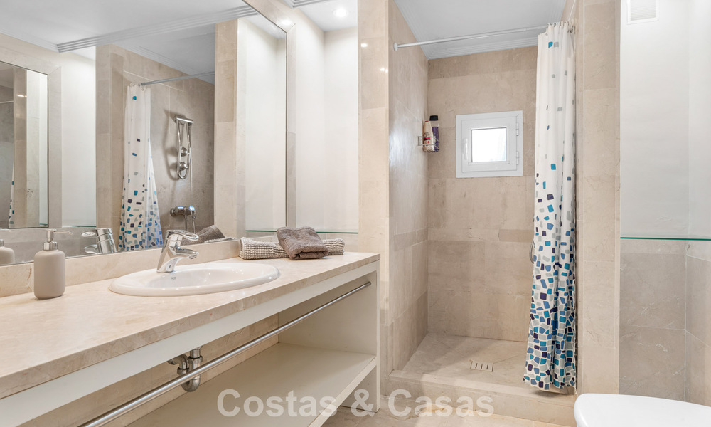 Ruime familievilla in een moderne Spaanse bouwstijl en adembenemend zeezicht te koop in Manilva, Costa del Sol 800656
