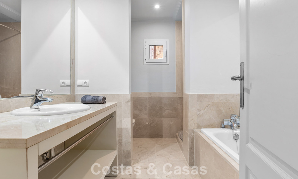 Ruime familievilla in een moderne Spaanse bouwstijl en adembenemend zeezicht te koop in Manilva, Costa del Sol 800658