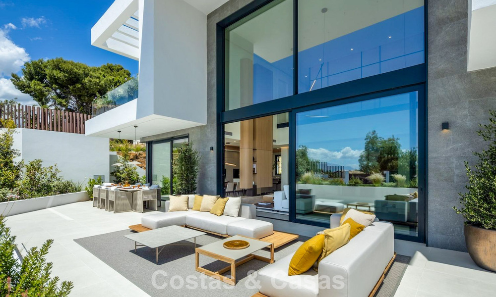 High-end luxevilla met minimalistisch design te koop in een gated urbanisatie net ten oosten van Marbella centrum 800675