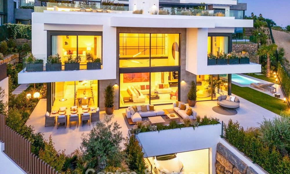 High-end luxevilla met minimalistisch design te koop in een gated urbanisatie net ten oosten van Marbella centrum 800676