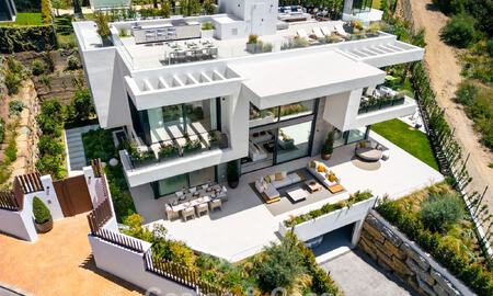 High-end luxevilla met minimalistisch design te koop in een gated urbanisatie net ten oosten van Marbella centrum 800678