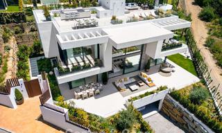 High-end luxevilla met minimalistisch design te koop in een gated urbanisatie net ten oosten van Marbella centrum 800678