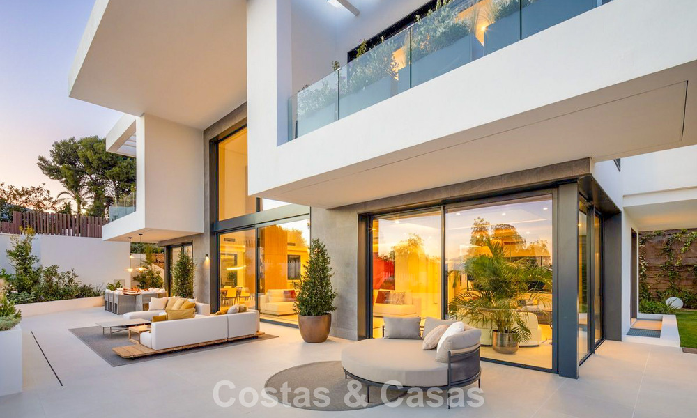 High-end luxevilla met minimalistisch design te koop in een gated urbanisatie net ten oosten van Marbella centrum 800679