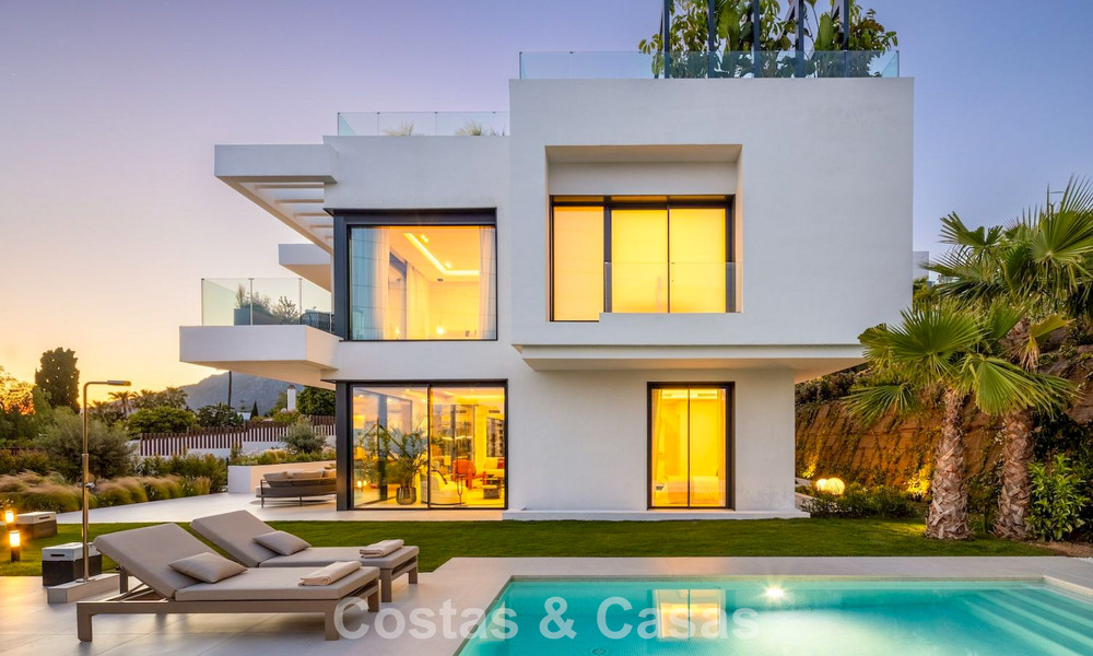High-end luxevilla met minimalistisch design te koop in een gated urbanisatie net ten oosten van Marbella centrum 800680