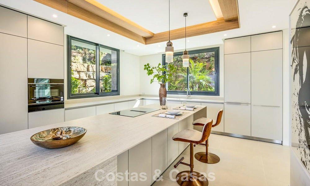 High-end luxevilla met minimalistisch design te koop in een gated urbanisatie net ten oosten van Marbella centrum 800681