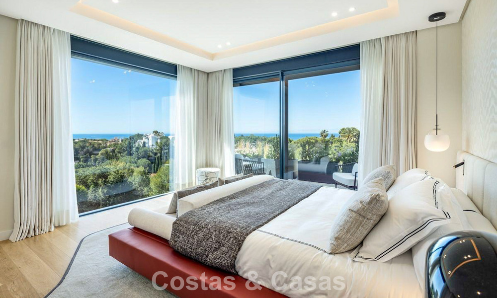 High-end luxevilla met minimalistisch design te koop in een gated urbanisatie net ten oosten van Marbella centrum 800683
