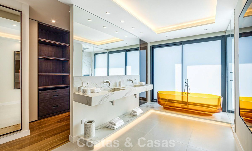 High-end luxevilla met minimalistisch design te koop in een gated urbanisatie net ten oosten van Marbella centrum 800684
