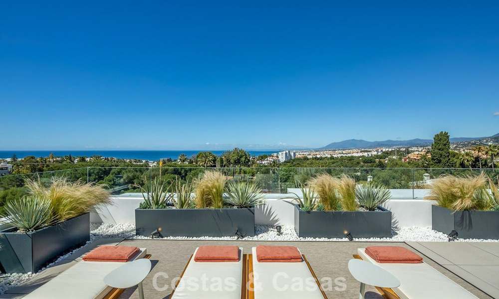 High-end luxevilla met minimalistisch design te koop in een gated urbanisatie net ten oosten van Marbella centrum 800685