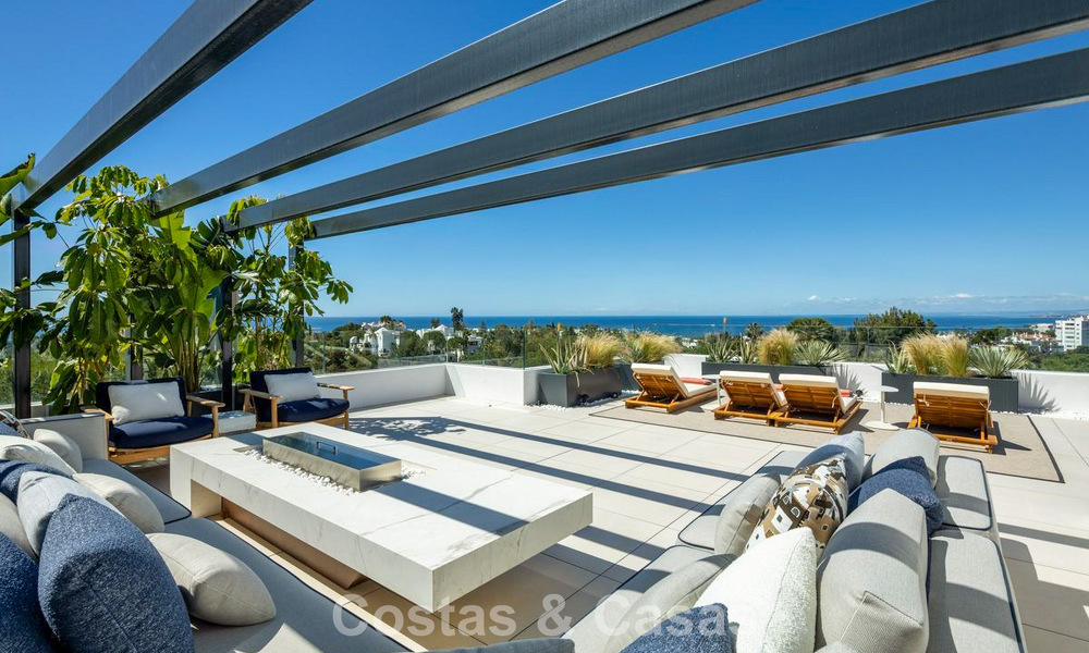 High-end luxevilla met minimalistisch design te koop in een gated urbanisatie net ten oosten van Marbella centrum 800687