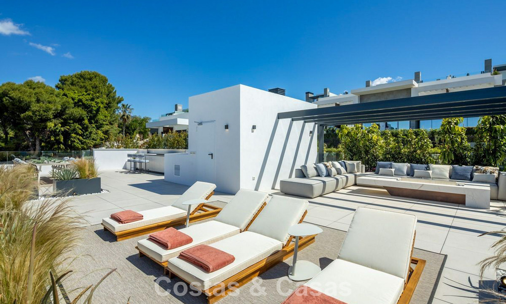 High-end luxevilla met minimalistisch design te koop in een gated urbanisatie net ten oosten van Marbella centrum 800688