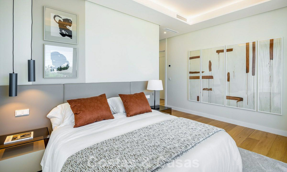 High-end luxevilla met minimalistisch design te koop in een gated urbanisatie net ten oosten van Marbella centrum 800689