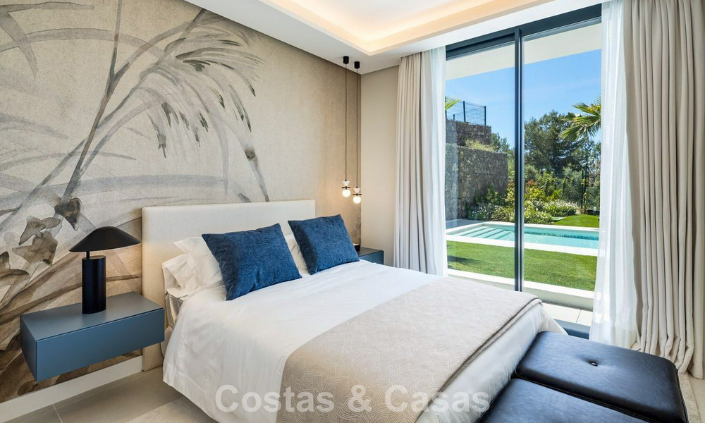 High-end luxevilla met minimalistisch design te koop in een gated urbanisatie net ten oosten van Marbella centrum 800690
