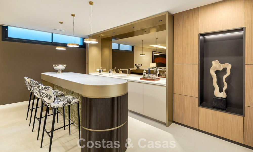 High-end luxevilla met minimalistisch design te koop in een gated urbanisatie net ten oosten van Marbella centrum 800692