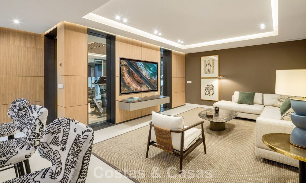 High-end luxevilla met minimalistisch design te koop in een gated urbanisatie net ten oosten van Marbella centrum 800693