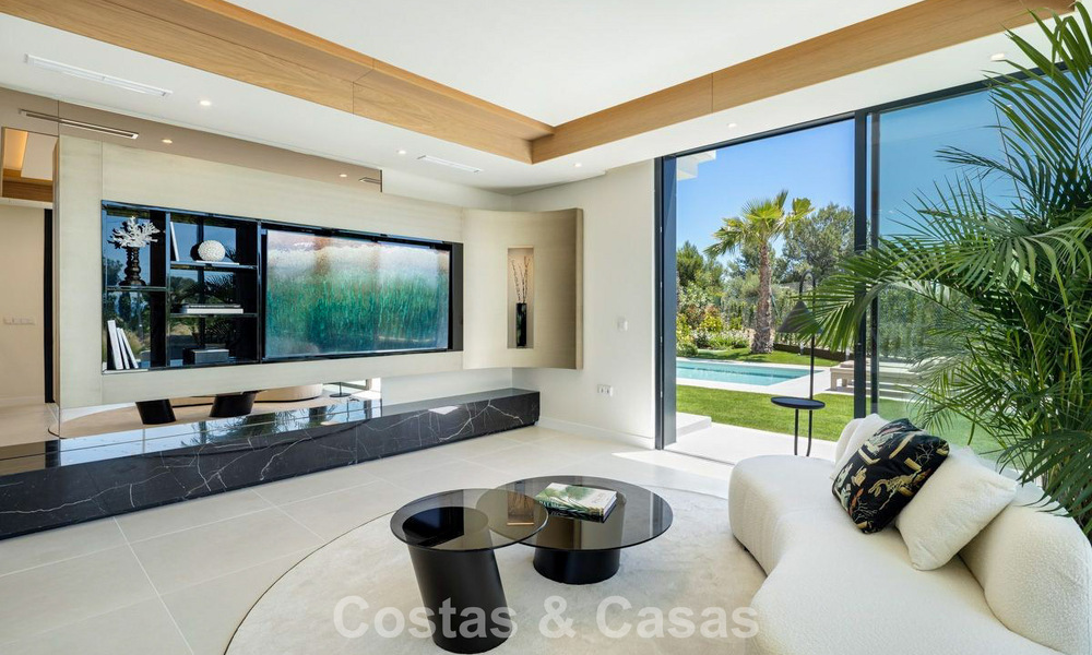 High-end luxevilla met minimalistisch design te koop in een gated urbanisatie net ten oosten van Marbella centrum 800696